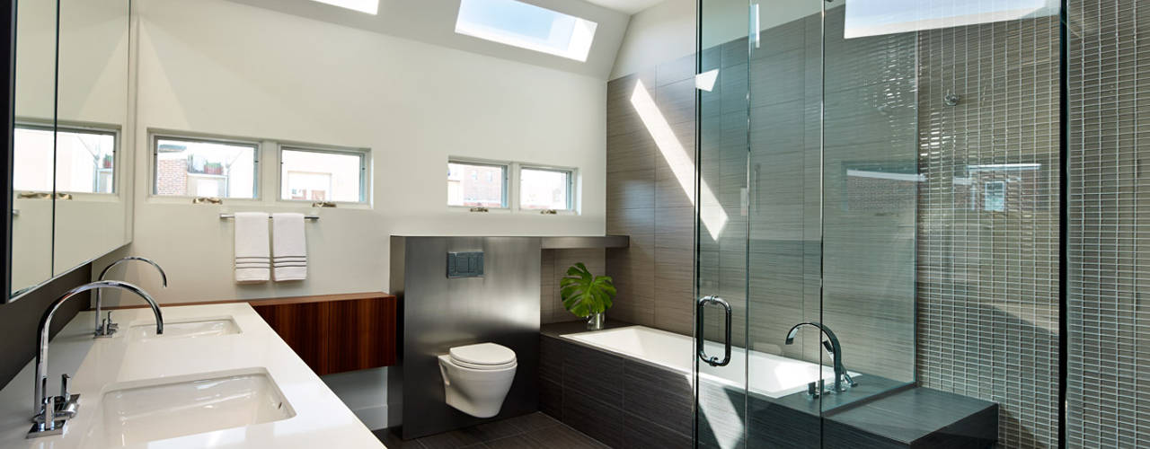 Corcoran House, KUBE architecture KUBE architecture Modern Bathroom modern bathroom,bathroom,shower,bathroom sink,toilet,glass shower,skylight,clerestory,architecture,modern architecture,interior,interior design