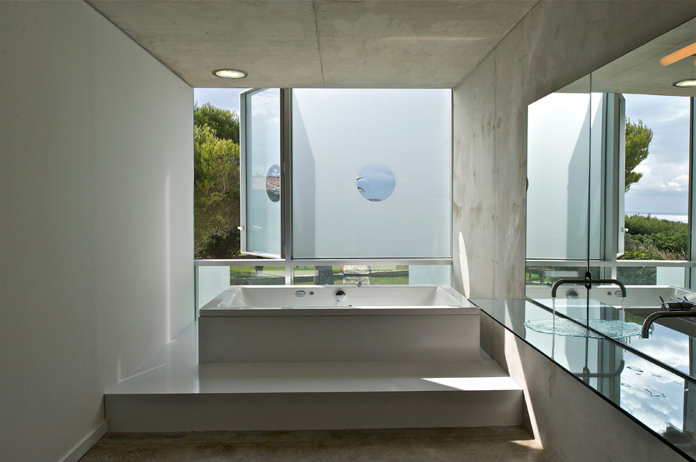 Maison Piscine, St Cyr sur Mer, MOA architecture MOA architecture Minimalist style bathroom Robinet,Immeuble,Appareil de plomberie,Plante,Fixation,Évier,Bois,Design d'intérieur,Étage,Ombre