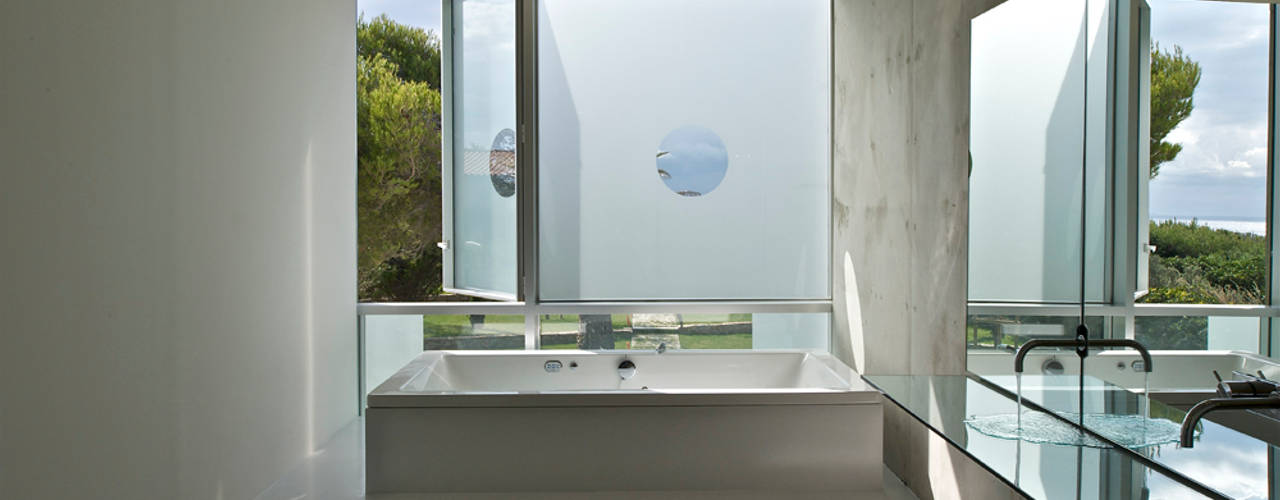 Maison Piscine, St Cyr sur Mer, MOA architecture MOA architecture Minimalist style bathroom Robinet,Immeuble,Appareil de plomberie,Plante,Fixation,Évier,Bois,Design d'intérieur,Étage,Ombre