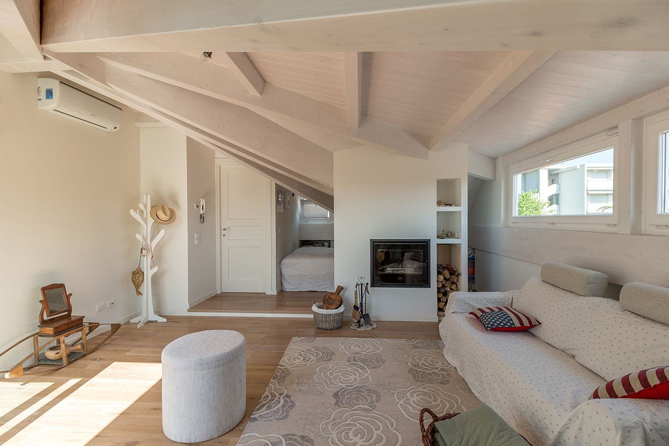 modern by Bartolucci Architetti, Modern pavimento in legno,travi in legno,colori caldi,open space,camino,divano,legno dipinto bianco,camera da letto mansarda,angolo accogliente