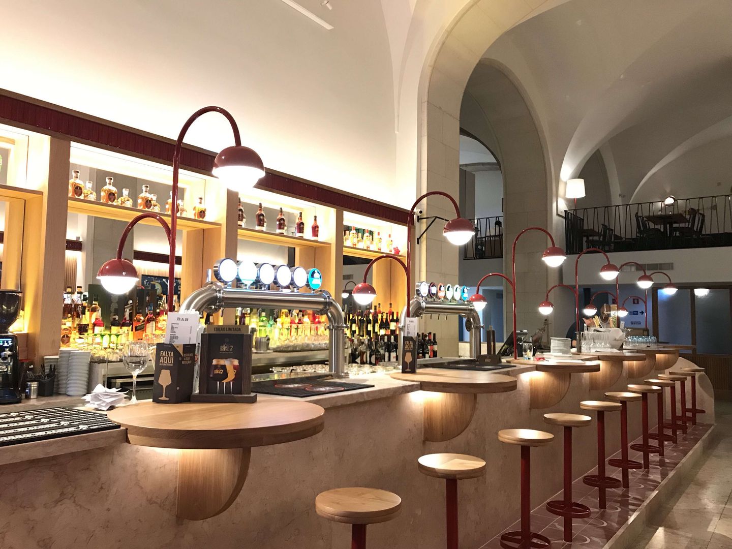 Marisqueira Azul - Praça do Comércio - Bancada em Lioz Manuel & Cardoso-Pedras Naturais e Compostos Classic style dining room Limestone Construção,Design de interiores,Barware,Prateleira,Mesa,Prateleiras,Retalho,Planta de casa,Teto,Bancada