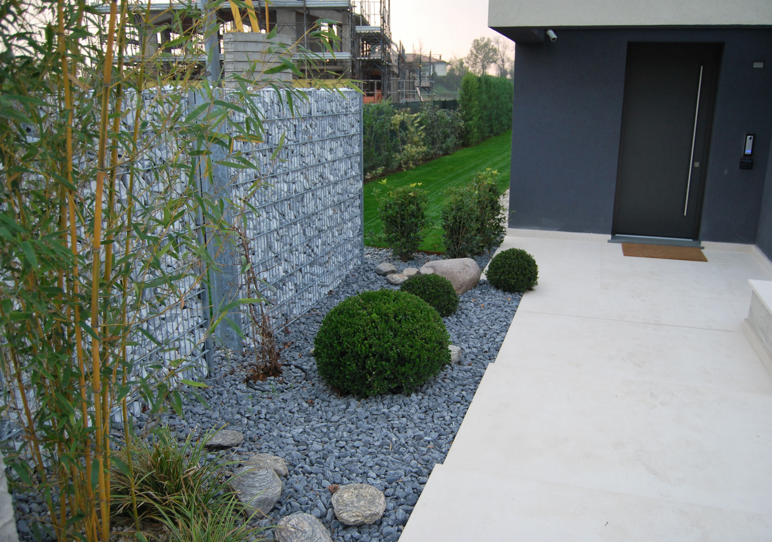 Giardino Di Una Villa Californiano: Riflessi che portano le colline e il panorama direttamente in casa, Lugo - Architettura del Paesaggio e Progettazione Giardini Lugo - Architettura del Paesaggio e Progettazione Giardini Modern Garden Pianta,Manto stradale,Vegetazione,Costruzione,Erba,Porta,Albero,siepe,Asfalto,Arbusto