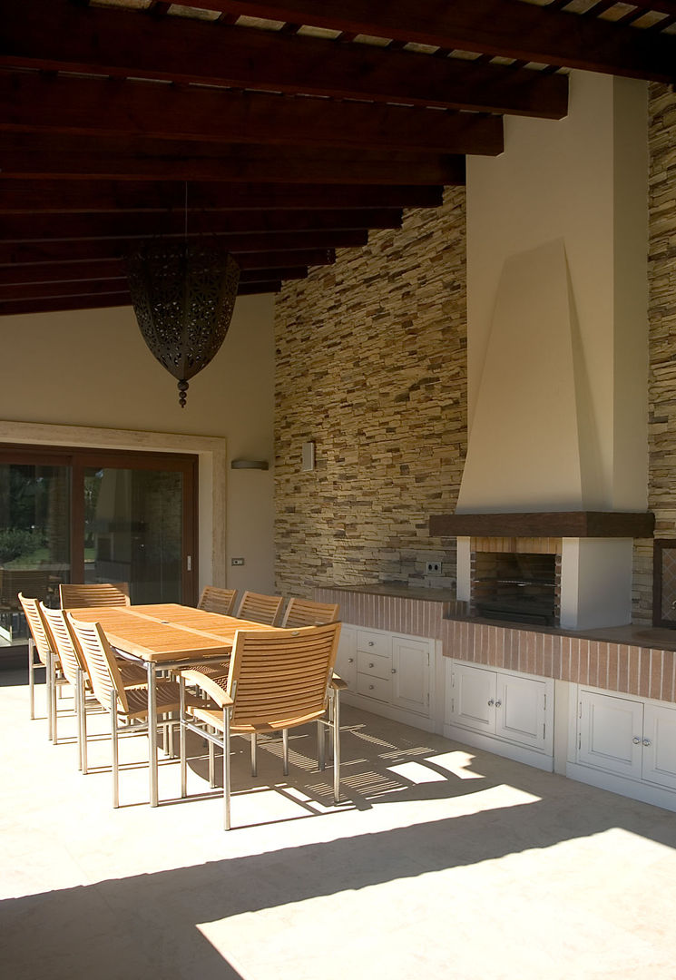 Chalet en Sancti Petri Idearte Marta Montoya Patios & Decks arquitectura,decoracion,terraza,porche,casa jardin,casa campo,chalet,vivienda,chimenea exterior,cocina exterior,barbacoa