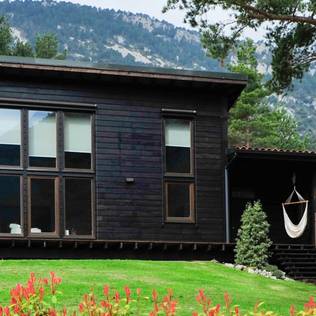 5 prefabricated houses on the outside and inside