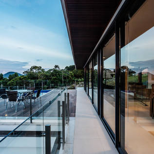 17 Ways to Brighten up Walls with Glass Elements