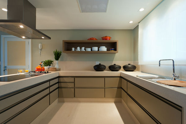 Apartamento de Verão , Renata Basques Arquitetura e Design de Interiores Renata Basques Arquitetura e Design de Interiores Modern Kitchen Bancada,Armários,Mobília,Toque,Cozinha,Construção,Pia da cozinha,Pia,Planta de casa,Utensílio de cozinha