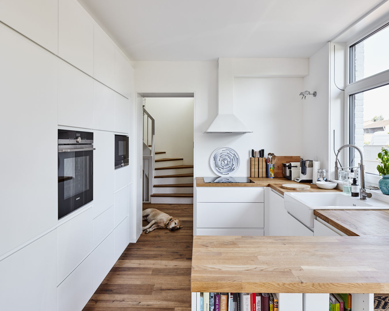 Harmonischer Ausbau eines modernen Einfamilienhauses, Schreinerei Fischbach GmbH & Co. KG Schreinerei Fischbach GmbH & Co. KG Built-in kitchens Küche,Treppe,Herd,Spüle,Backofen,Parkett,Holz