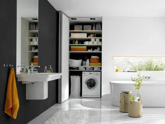 Bad mit Stauraum, hinter den Falttüren verschwindet die Waschmaschine und sonstiges Burkhard Heß Interiordesign Modern Bathroom Pflanze,Möbel,Eigentum,Möbel,Zimmerpflanze,Arbeitsplatte,Innenarchitektur,Waschbecken,Bodenbelag,Regale