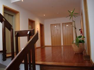 REMODELAÇÃO CASA SENHORIAL, OCCO OCCO Rustic style corridor, hallway & stairs