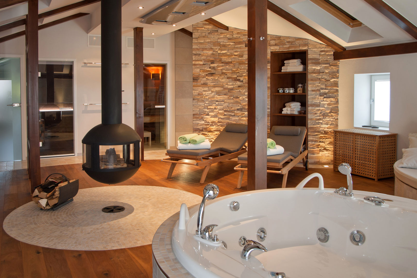 Privater Wellnessbereich im Dachgeschoss, stonewater stonewater Spa Badewanne,Eigentum,Anlage,Holz,Sanitärarmatur,Innenarchitektur,Die Architektur,Zimmerpflanze,Boden,Gebäude