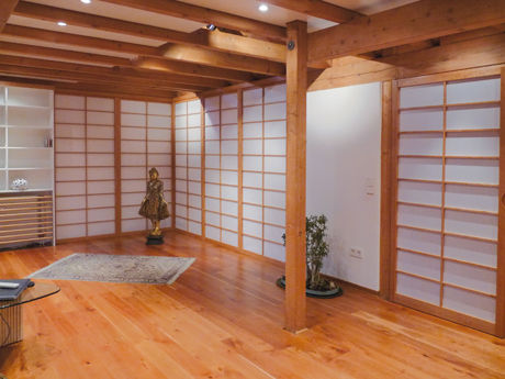 Shoji Raumteiler und Schrankelemente in Kirschbaum Alignum Möbelbau Living room Pflanze,Fenster,Holz,Innenarchitektur,Gebäude,Die Architektur,Schatten,Halle,Bodenbelag,Umhauen