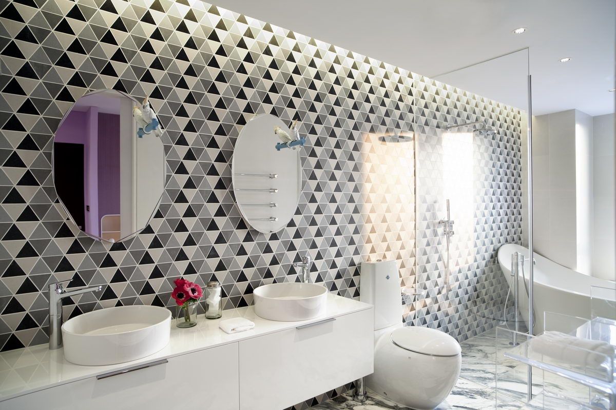 Master bathroom Sergio Mannino Studio Modern Bathroom Ceramic