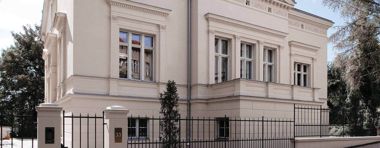 Die Straßenfassade mit klassischem Mittelrisalit und Giebeldreieck homify Classic style houses