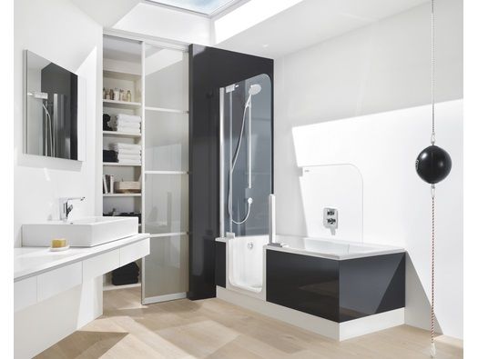Badewanne mit Tür und fugenlose Wände Bad Campioni Modern Bathroom
