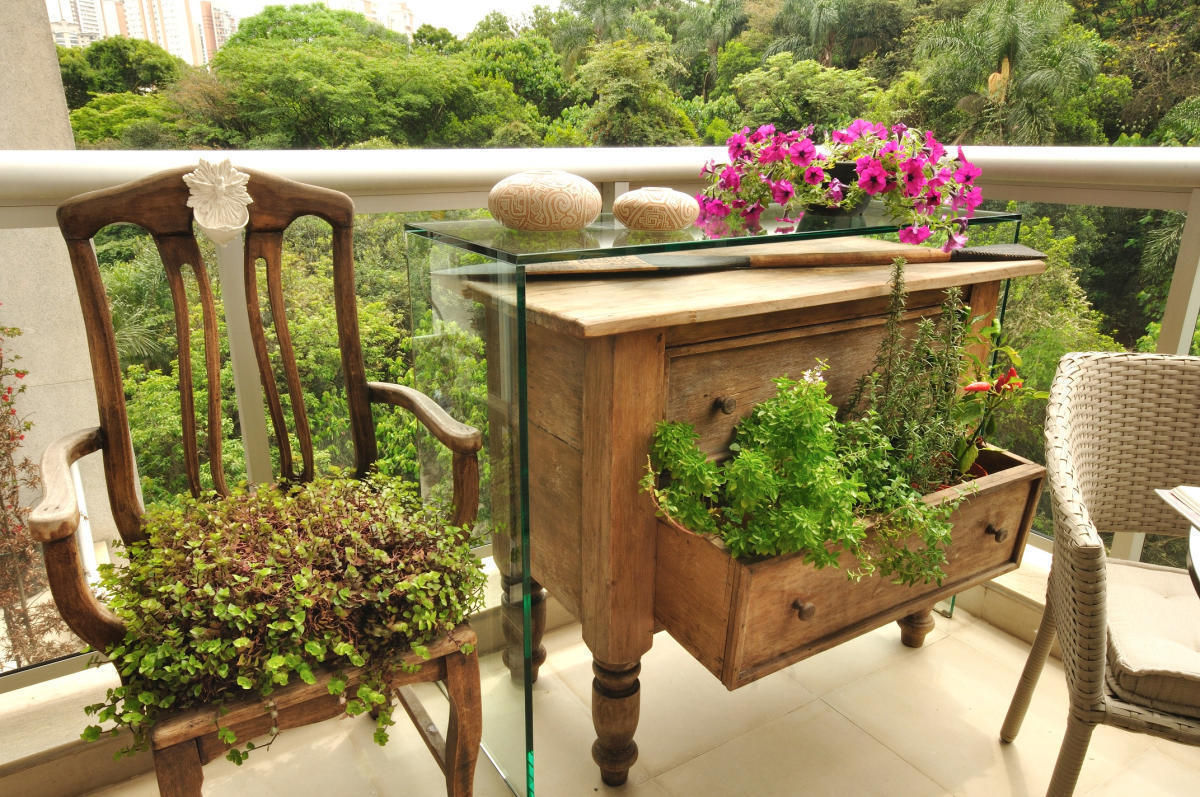 O aparador virou Horta Eduardo Luppi Paisagismo Ltda. Patios & Decks Plantar,Flor,Comunidade de planta,Vaso de flores,Mesa,Planta de casa,Mesa ao ar livre,Design de interiores,Madeira,Móveis de exterior