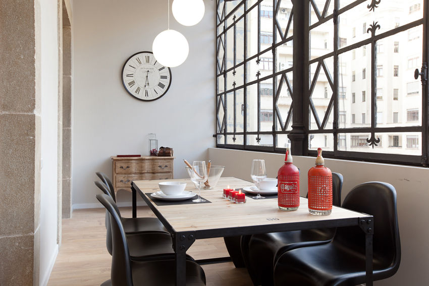 PISOS TURISTICOS EN RAMBLA DE CATALUNYA BY HOME DECO , Home Deco Decoración Home Deco Decoración Industrial style dining room Mesa,Muebles,Propiedad,Ventana,Edificio,Silla,Vajilla,Diseño de interiores,casa,Arquitectura