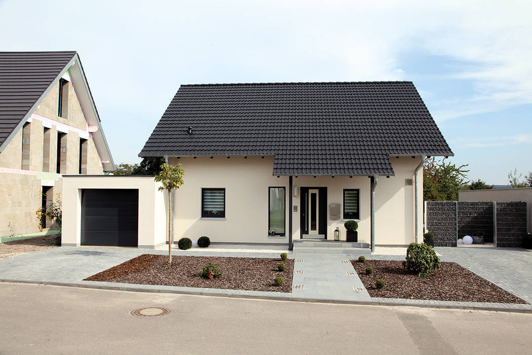 VIO 302 - Eingangsbereich homify Prefabricated home Einfamilienhaus,Fertighaus,Eingang,fertighausbau,holzbauweise,fertighäuser