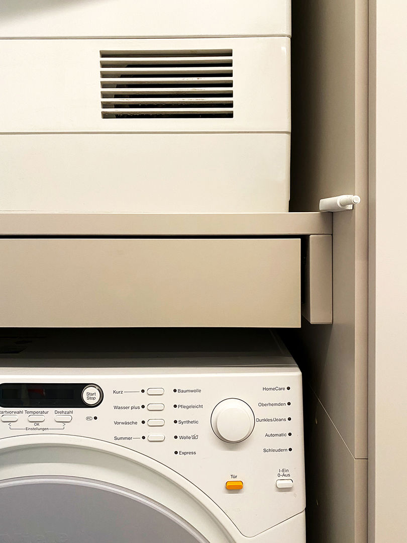 Waschmaschine und Trockner / Einbauschrank studio ap Modern Bathroom Waschmaschinenschrank