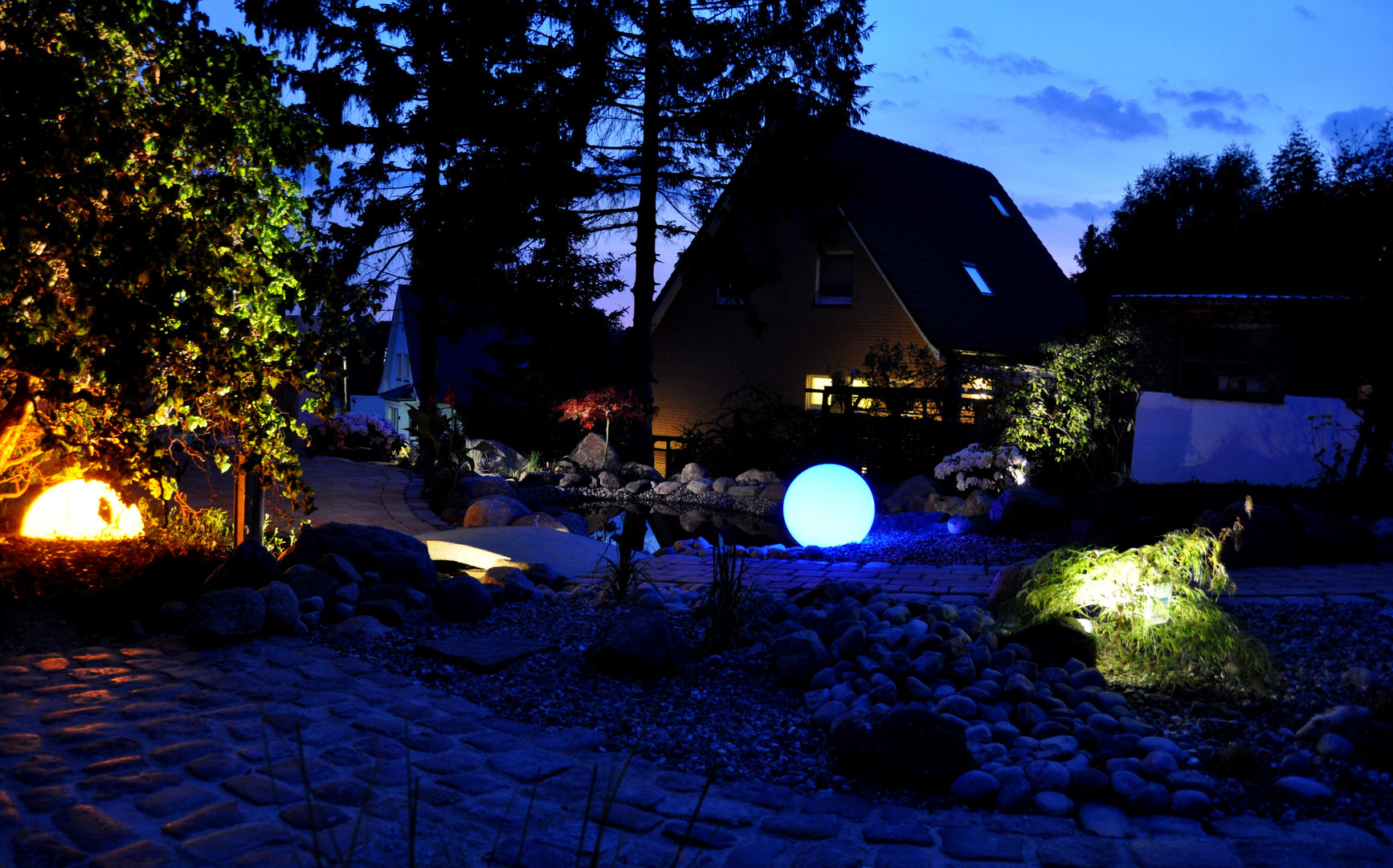 Emotionale Gartenbeleuchtung Oswald Gärten Eclectic style garden Anlage,Himmel,Gebäude,Blau,Strassenlicht,Baum,Zweig,Haus,Fenster,Straßenbelag